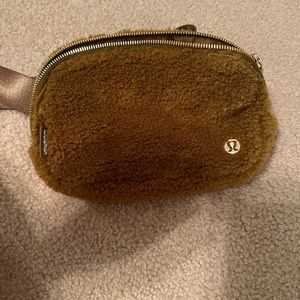 Khaki lulu lemon sherpa everywhere belt bag with tags attached